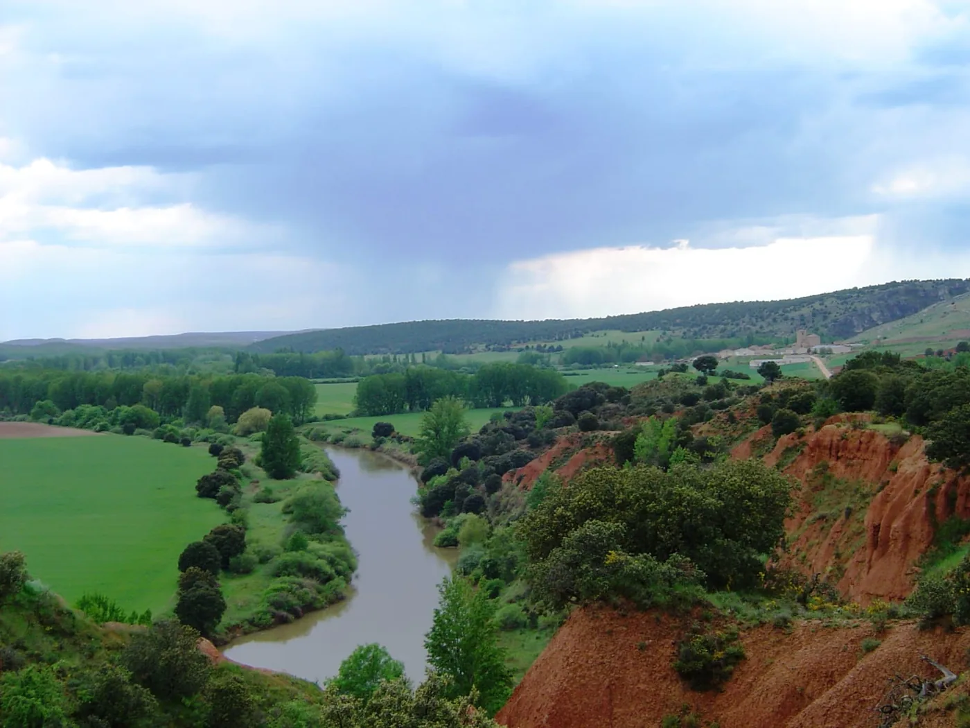 El meandro del Duero desde el mirador, con los cortados rojos