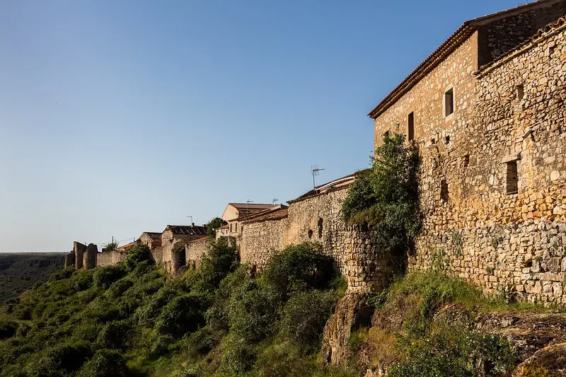 Las murallas de Rello sobre el risco