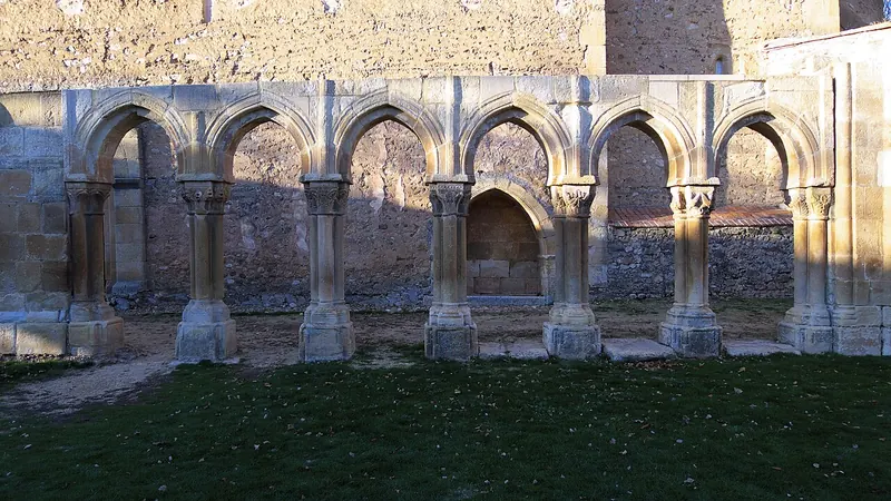 Los arcos del claustro de San Juan de Duero, en Soria