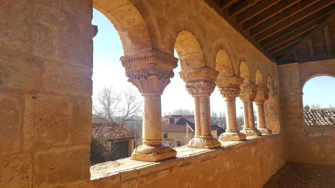 La galería porticada de San Miguel al atardecer, con el pueblo detrás