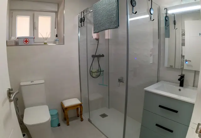 Segundo baño con ducha de mampara