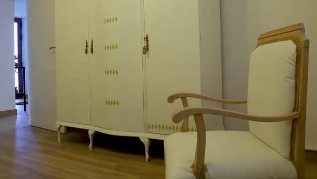 Comedor con mesa blanca junto al salón