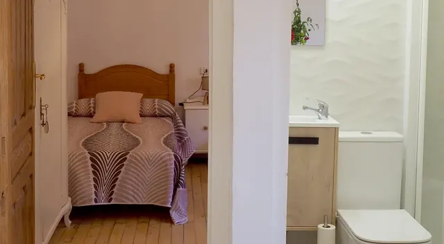Dormitorio con dos camas de forja