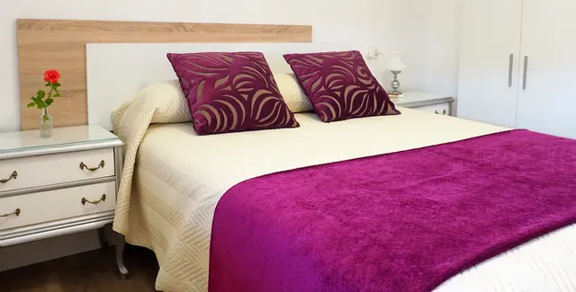 Dormitorio principal con cama de matrimonio