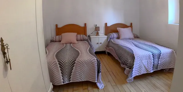 Dormitorio en tonos rosas, otra vista