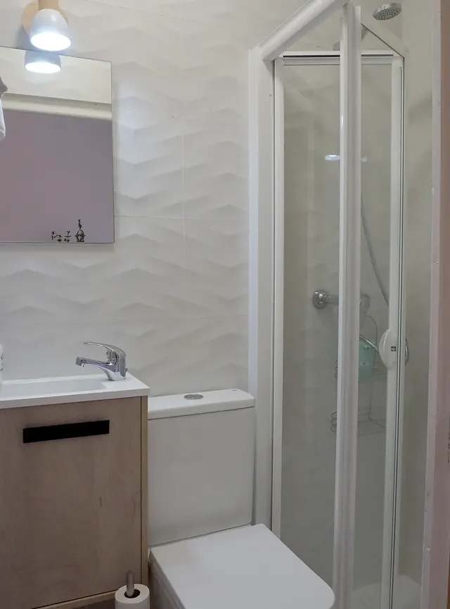 Dormitorio rosa con el baño al lado