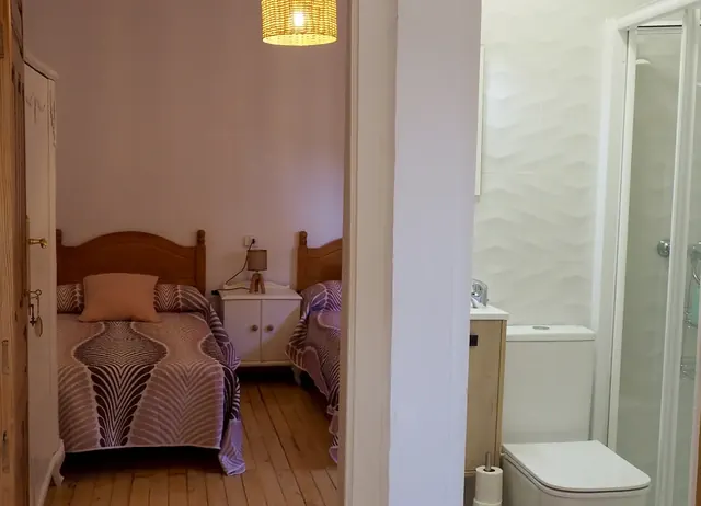 Dormitorio con baño junto a la puerta