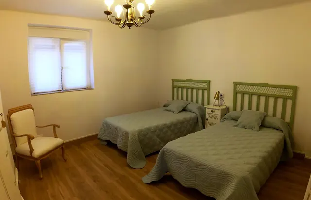 Dormitorio de cabeceros verdes, otra vista