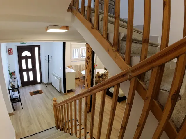 Escalera de madera vista desde la planta superior