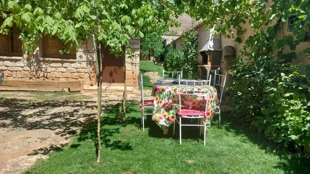 Mesa del jardín a la sombra de los árboles