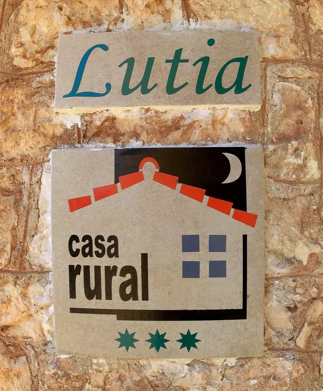 La placa de Casa Rural Lutia en la fachada