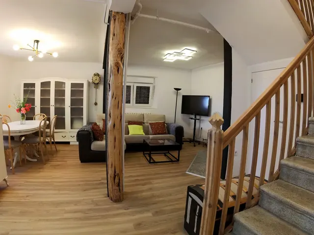 Salón y comedor con la viga de madera vista