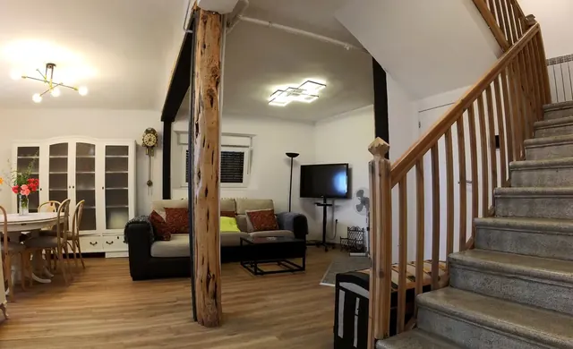 Salón con la escalera al fondo