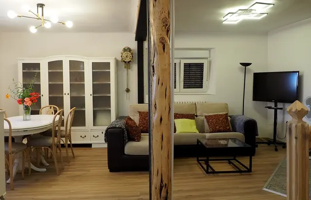 Salón y comedor con sofás y mesa para todos