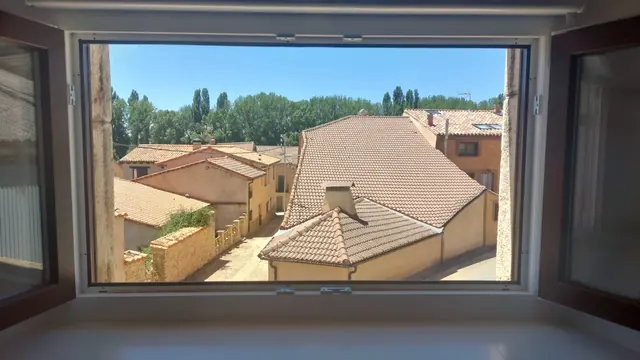Los tejados del pueblo desde una ventana de la casa