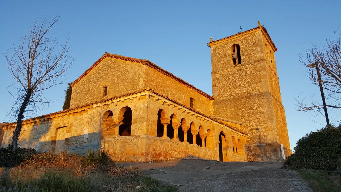 La iglesia de San Miguel Arcángel a la luz del atardecer